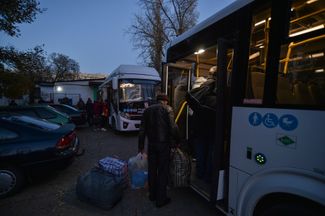 Жители Херсонской области у автобусов рядом с центром временного размещения в Джанкое
