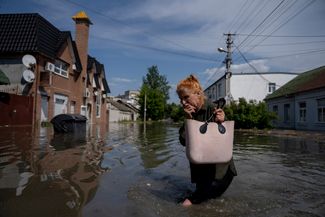 Жительница Херсона на одной из затопленных улиц города