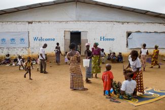Беженцы из Кот-дʼИваура в лагере, расположенном в городе Тутаун в Либерии. 25 марта 2011 года
