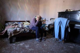 Село Красиловка. 54-летняя местная жительница Ольга в своем поврежденном доме 