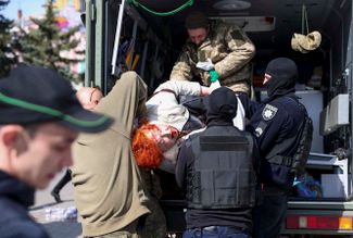 Женщина, раненая в результате ракетного обстрела вокзала в Краматорске