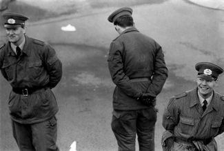 Восточногерманские пограничники остаются на своих постах, но больше не стреляют в людей, которые хотят оказаться в Западном Берлине. 10 ноября 1989 года