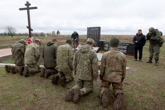 Украинских военнопленных заставили встать на колени перед мемориалом «Не забудем, не простим!» в Луганске. Непризнанные ДНР и ЛНР считают 14 апреля Днем памяти жертв украинской агрессии