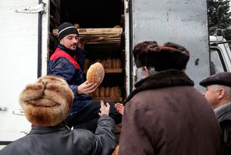 Local citizens receive free bread, 30 January 2015.