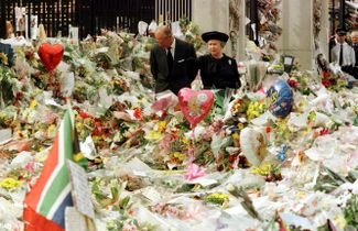 За время правления Елизаветы II британская монархия неоднократно сталкивалась с кризисами. Одними из наиболее сложных моментов стали разводы детей королевы и гибель бывшей жены принца Чарльза принцессы Дианы в автокатастрофе в Париже 31 августа 1997 года. Королевская семья несколько дней после смерти Дианы, пользовавшейся огромной популярностью в Великобритании и за ее пределами, никак не комментировала произошедшее, что вызвало критику в ее адрес. Однако 5 сентября, в день похорон принцессы, Елизавета II выступила с обращением, они с супругом также возложили цветы к стихийному мемориалу у Букингемского дворца