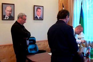 19 сентября 2015 года. Москва. Глава Республики Коми Вячеслав Гайзер (слева) во время обысков в его кабинете
