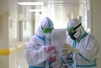 Doctors from Moscow Hospital No. 53 studying the protocol for treating COVID-19 and pneumonia. June 2020.