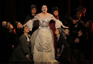 Мария Максакова (Графиня) в сцене из оперы «Пиковая дама». Санкт-Петербург, 27 мая 2015 года