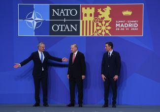 Генеральный секретарь НАТО Йенс Столтенберг (крайний слева), Реджеп Тайип Эрдоган и премьер-министр Испании Педро Санчес на саммите НАТО в Мадриде. 29 июня 2022 года