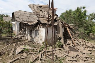 Жилой дом, поврежденный в результате обстрела в Киевском районе Донецка