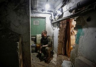 Украинский военный отдыхает в разрушенном здании неподалеку от линии фронта