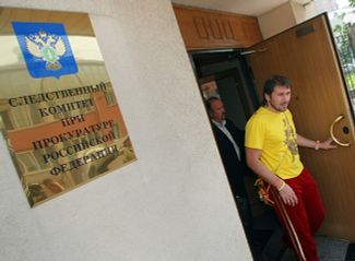 Совладелец «Евросети» Евгений Чичваркин выходит с допроса в Следственном комитете, сентябрь 2008 года