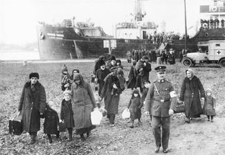 Работники Красного Креста сопровождают поволжских немцев, уезжающих в Германию, декабрь 1929 года