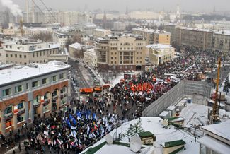 4 февраля, за месяц до выборов, десятки тысяч людей вышли в 20-градусный мороз на улицы Москвы, требуя отставки и отказа от участия в президентских выборах премьер-министра Путина
