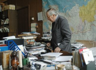 Ясен Засурский в рабочем кабинете. Октябрь 2004 года