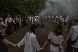 Жители Киевской области водят хоровод вокруг костра в ночь на праздник Ивана Купалы