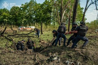 Саперы ГСЧС обезвреживают российскую ракету, упавшую в Немышлянском районе Харькова