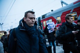 Navalny and his associates were constantly followed by provocateurs. At a railway station in Ufa, a group of young people threw eggs at the politician; in Volgograd, they tried to beat him up. The police rarely interfered. Ufa, March 5, 2017.