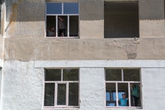 Восстановление пострадавшей во время войны школы в Петровском районе Донецка