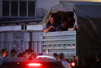 Мобилизованные в районных военкоматах заезжают на территорию Республиканского сборного призывного пункта. Махачкала, Республика Дагестан. 22 сентября 2022 года