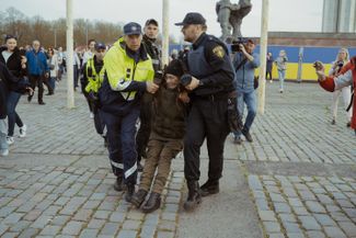 Police detain a protester near the Soviet monument in Riga’s Victory Park. May 10, 2022. 