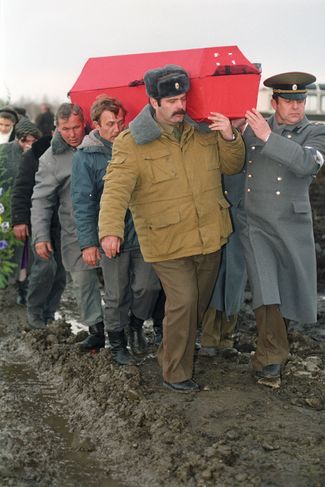Похороны погибшего в Чечне военнослужащего. Январь 1995 года