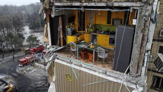 Кухня в одной из квартир жилой девятиэтажки в Днепре, разрушенной российским ударом. 15 января 2023 года