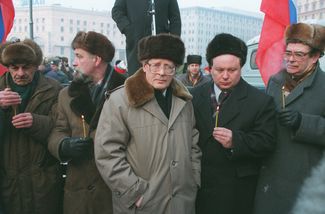 Сергей Ковалев и Егор Гайдар на Лубянской площади. Москва, 22 января 1995 года