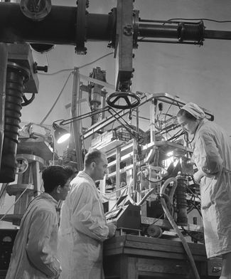 Бета-спектрометр в НИИ ядерной физики МГУ. Март 1960 года