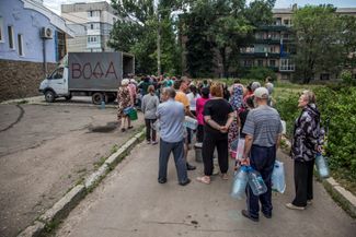 Очередь за водой в Лисичанске. В городе от постоянных обстрелов повреждена гражданская инфраструктура, в том числе водоснабжение