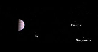 Межпланетная станция НАСА «Джуно» сделала этот снимок 10 июля, меньше чем через неделю после вхождения на орбиту Юпитера. Зонд «Джуно» сделал фотографию, находясь на расстоянии 4,3 миллиона километров от Юпитера