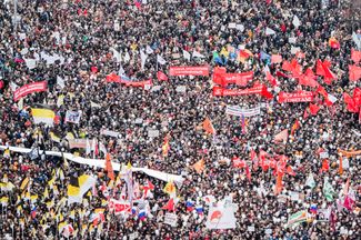 Митинг «За честные выборы» на площади Сахарова в Москве 24 декабря 2011 года. В толпе видны отдельные флаги региональных ячеек КПРФ