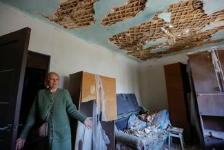 63-летняя жительница Горловки Валентина в своем доме, попавшем под обстрел ВСУ