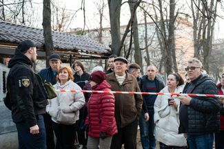 Жители пострадавшего в результате российского удара дома в Шевченковском районе<br>