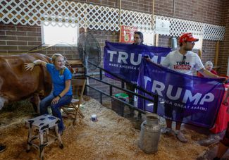 В одном из павильонов местные скотоводы предлагают посетителям подоить корову. Сотрудники штаба Трампа развернули флаги его кампании, чтобы создать фон для появления его соратницы Кэри Лейк, проигравшей осенью выборы губернатора Аризоны