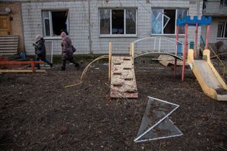 Жительницы Краматорска во дворе детского сада