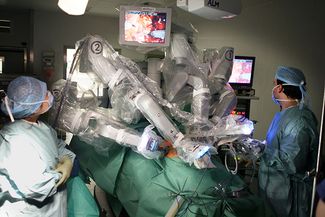 Робот-хирург Da Vinci в больнице Royal Marsden в Лондоне