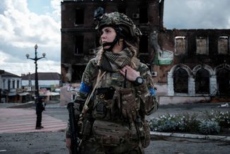 Военнослужащая ВСУ во время патрулирования Купянска. Город был освобожден украинскими силами в середине сентября. Российские военные находились там с начала войны