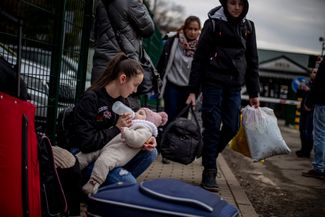 Беженцы из Украины переходят границу со Словакией