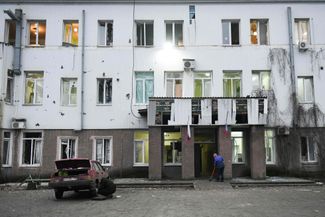 Здание донецкой больницы, поврежденное в результате обстрела вечером 6 января