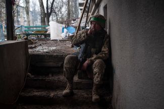 Украинский военный в перерыве между боями