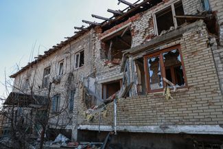Поврежденное в результате боев здание в поселке Спартак