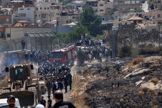 Друзы в израильской части Голанских высот пересекают буферную зону в направлении Сирии, 16 июля 2025 года