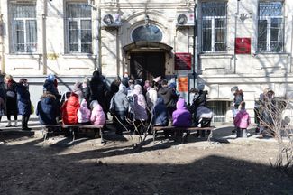Переселенцы с Донбасса возле управления социальной защиты населения в Таганроге, 21 февраля 2022 года