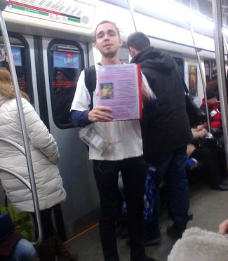 Волонтер собирает деньги в петербургском метро, февраль 2015 года