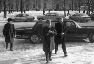 Горбачев приезжает на встречу с бывшим госсекретарем США Генри Киссинджером в первое здание своего фонда — бывшего Института общественных наук на Ленинградском проспекте, 14 января 1992 года
