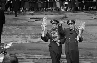 Торжественная встреча экипажа «Восхода-2» — Павла Беляева (справа) и Алексея Леонова. 23 марта 1965 года.