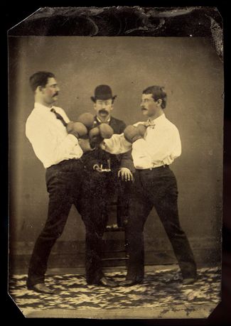 Портрет боксирующих мужчин в студии