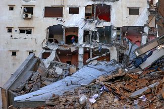 Палестинские женщины в здании, разрушенном израильским авиаударом