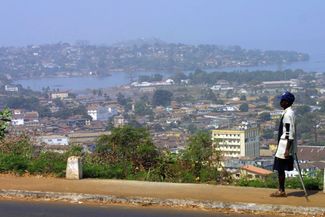 Вид на столицу Сьерра-Леоне Фритаун через несколько месяцев после окончания гражданской войны. 7 февраля 2003 года